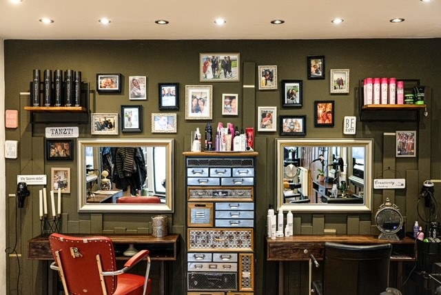 dekorierte Wand im Salon